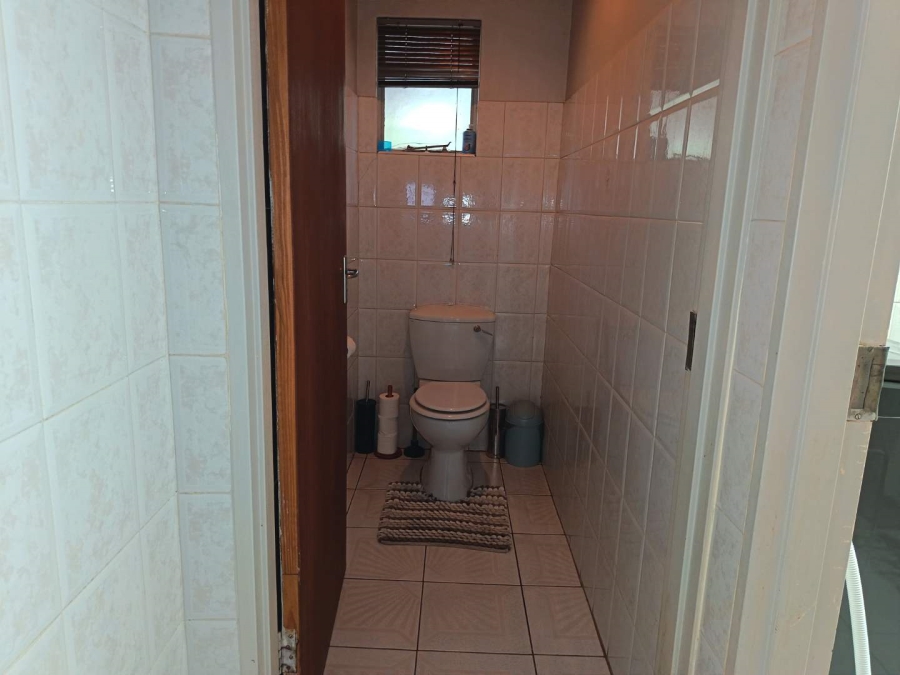 6 Bedroom Property for Sale in Heuwelsig Free State